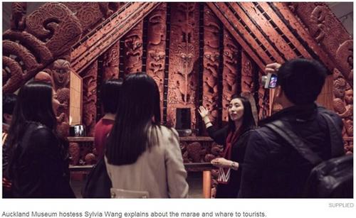 中国侨网华裔馆员Laura Huang介绍毛利文化。（新西兰天维网供图 ）
