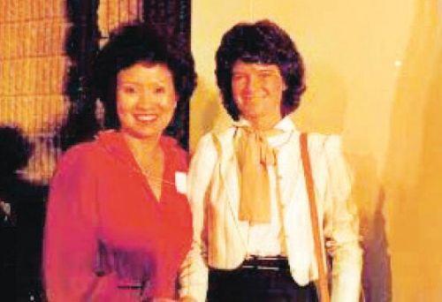 中国侨网1984年，陈李琬若和美国第一位女太空人莱德（Sally Ride）合影。（美国《侨报》 陈李琬若提供）