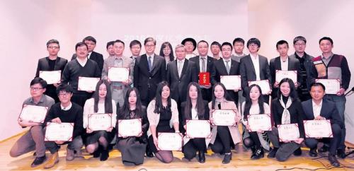 中国侨网颁奖仪式后,关键和马燕生与获奖团体合影。(法国《欧洲时报》/黄冠杰 摄)