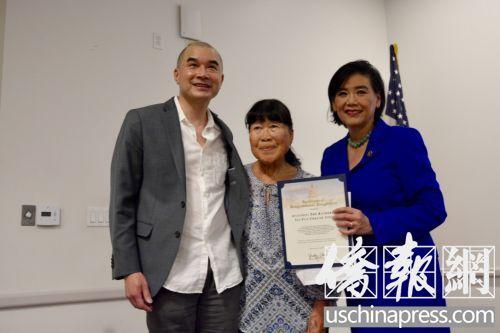 中国侨网赵美心(右)为杨玉英(中)和导演梅展鸿(左)颁发贺状。(美国《侨报》/夏嘉 摄)