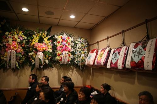 中国侨网数十各地赶来亲友及华社维权人士参加陈建生公祭。(美国《世界日报》/洪群超 摄)