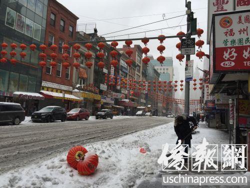 中国侨网纽约华埠东百老汇在大雪下一片沉寂。《美国《侨报》/叶永康 摄)
