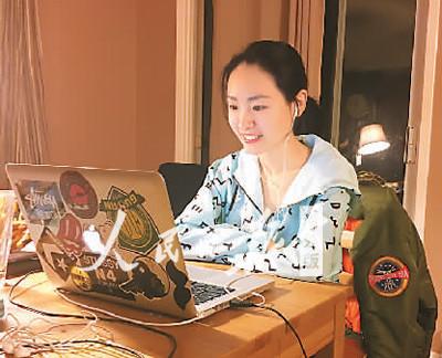 中国侨网王昕钰在国外和妈妈视频聊天。