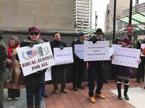 中国侨网声援陈霞芬控告就业歧视案的代表，14日中午聚集在辛辛那提联邦法院外表达心声。（美国《世界日报》）