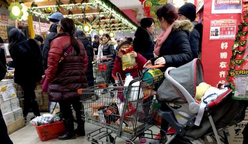 中国侨网风雪来临，民众13日傍晚涌入超市购物，以备度过暴风雪。(美国《世界日报》/许振辉 摄）