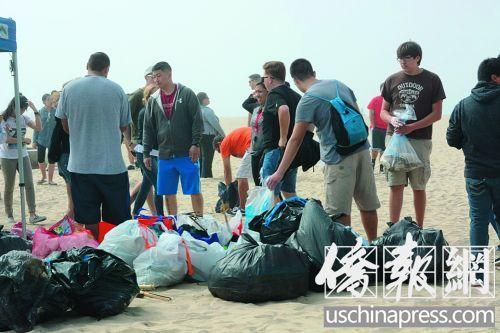 中国侨网华人义工合影。(美国《侨报》/夏嘉 摄)