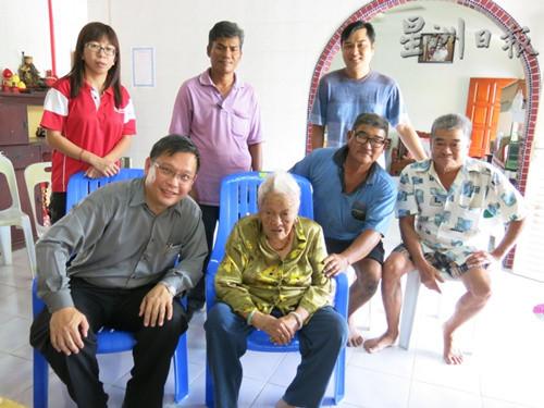 中国侨网陈锦清（前排左二）在孩子的陪同下向廖泰义（左一）要求协助申请公民权及大马卡。（马来西亚《星洲日报》）
