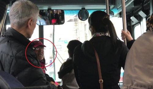 中国侨网一名西语裔女子在公交车上用伞击打王正兴的头部。（美国中文网视频截图）