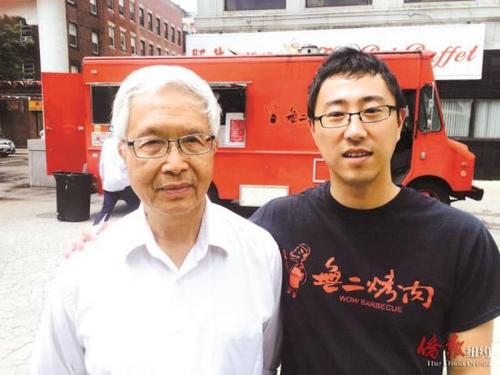 中国侨网刘晓(右)和甄云龙(甄子丹父亲)在他经营的无二餐车前合影。(美国《侨报》/季婕 摄)