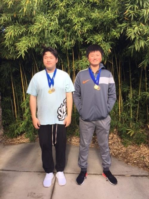 中国侨网王亿林(右)和队友赢得内陆帝国地区科学奥林匹克竞赛奖牌。(美国《世界日报》)