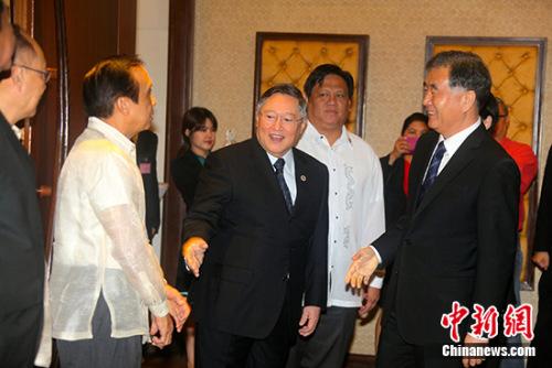 中国侨网会谈开始前汪洋与多明计斯等人握手。 中新社记者 张明 摄
