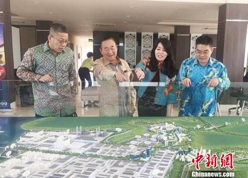 中国侨网顾景奇(右一)、王立平(左一)参观当地工业园区规划模型。中国驻印尼泗水总领事馆供图