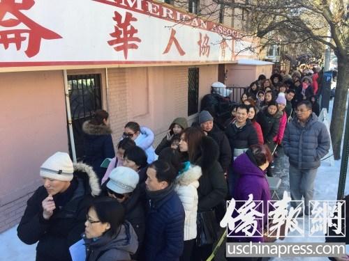 中国侨网一千多名家长携子女绕街排队,等候领表报名申请布鲁克林华协会的新学年托儿所。(美国《侨报》/高诗云 摄)