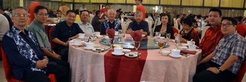中国侨网波德申海南会馆62周年会庆纪念的主宾席嘉宾们在会上交流。（马来西亚《星洲日报》）