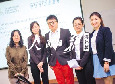 中国侨网肖毅(左三)与妻子(右一)在论文答辩期间。