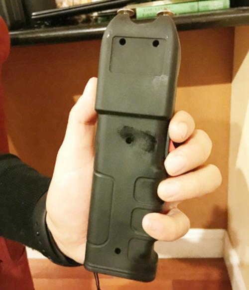 中国侨网华人李丽娟在美容院遭遇非裔装精神病抢劫,她用活页夹将对方打跑,事后决定带电棍去上班,防止意外情况。(美国《世界日报》/刘先进 摄)