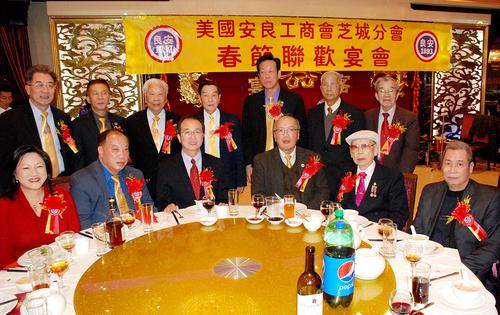 中国侨网伍健生、邓锦源和陈达伟等与洪磊总领事(前左三)、伊利诺伊州州众议员马静仪(前左一)合影。(张大卫摄)