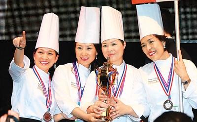 中国侨网2016年9月21日，在荷兰举行的第八届中国烹饪世界大赛上，获奖选手在领奖台上庆祝。 新华社记者 龚兵 摄