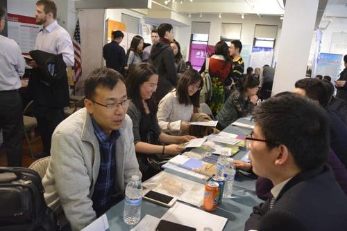 中国侨网陕西高校专场招聘会的纽约会场上人头攒动,不少来自知名高校的中国留学生来此争取回国发展机会。(美国《世界日报》/俞姝含 摄)