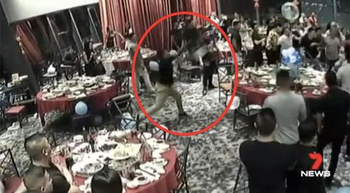 中国侨网斗殴事件监控视频截图。(澳洲新快网援引澳洲7号台图片)