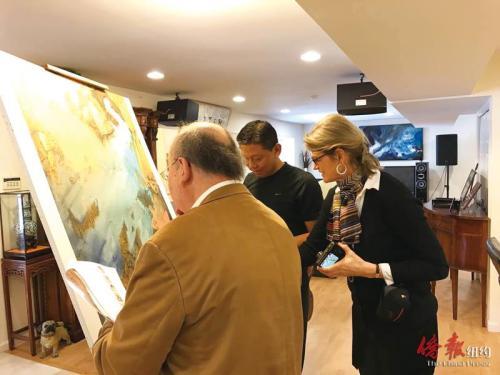 中国侨网约翰·赛利斯对曹俊作品展开研究。(美国《侨报》)