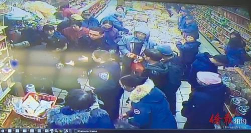 中国侨网布鲁克林一名华裔妇女涉嫌偷盗被警方带走,周围挤满围观的民众。(美国《侨报》)