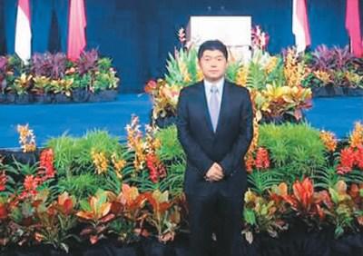 中国侨网图为岳裕丰参加中国驻新加坡大使馆国庆招待会。