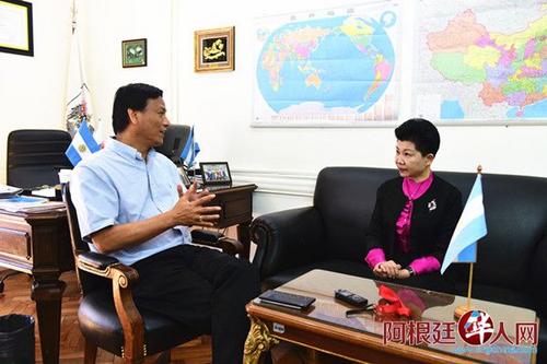 中国侨网袁建平与来访者交流。(阿根廷华人网)