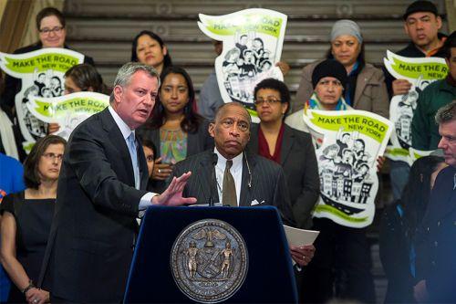 中国侨网市长白思豪宣布限制移民局进入纽约公校。（美国《侨报》）