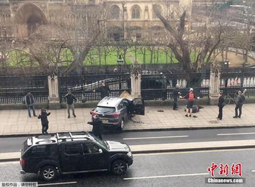 中国侨网当地时间3月22日下午，英国议会大厦外发生一起袭击事件。来自伦敦警方的消息称，目前这一事件已造成5人死亡，另有约40人受伤，死者包括一名在议会大厦外执勤的警察。图为一名男子驾驶汽车在英国议会大厦附近的威斯敏斯特桥上冲撞行人。