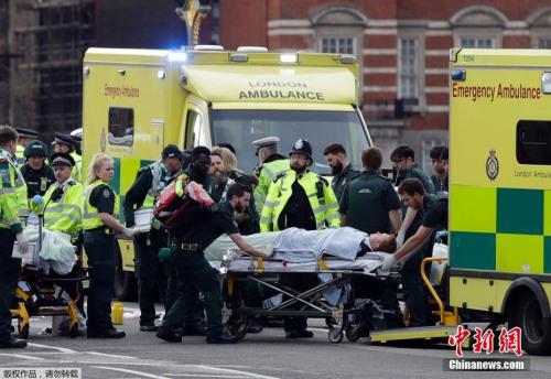 中国侨网当地时间3月22日下午，英国议会大厦外发生一起袭击事件。来自伦敦警方的消息称，目前这一事件已造成5人死亡，另有约40人受伤，死者包括一名在议会大厦外执勤的警察。图为伤者被送往医院。