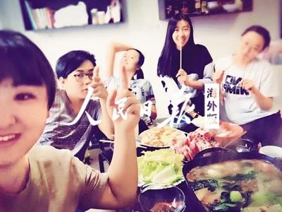 中国侨网了亲手做的中餐，肖鹏程也经常和朋友一起在家中涮火锅。