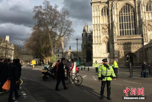 中国侨网当地时间3月22日下午，英国议会大厦外发生一起袭击事件。来自伦敦警方的消息称，目前这一事件已造成5人死亡，另有约40人受伤，死者包括一名在议会大厦外执勤的警察。图为伤者被送往医院