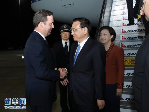中国侨网当地时间3月22日晚,国务院总理李克强乘专机抵达堪培拉机场,开始对澳大利亚进行正式访问,并举行第五轮中澳总理年度会晤。李克强总理夫人程虹同机抵达。新华社记者 庞兴雷 摄 图片来源:新华网