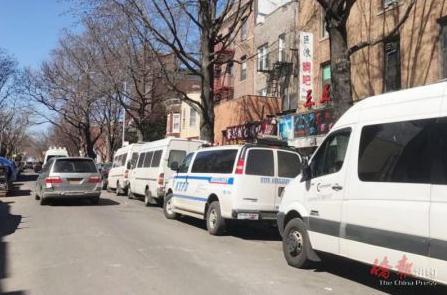 中国侨网布鲁克林八大道华人小巴车站22日上午发生纠纷，“受害”男子与小巴司机互相指责，警方无奈只得暂将双方分别逮捕控罪。（美国《侨报》）