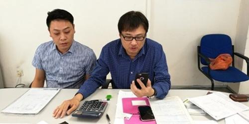 中国侨网傅雷洲(左)反映休旅车被拍卖后,至今仍未被转名,郑志文(右)在记者会现场拨电给银行相关的负责人,对方表示已经就此事展开调查。(马来西亚《诗华日报》)
