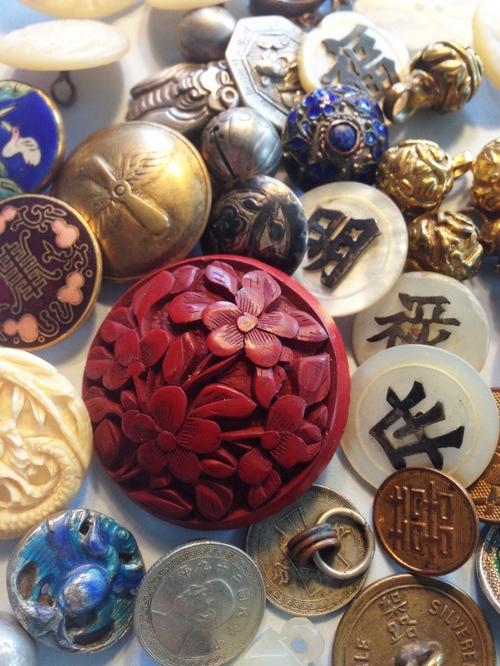 中国侨网尹玮玲收集的钮扣藏品。（美国《世界日报》）