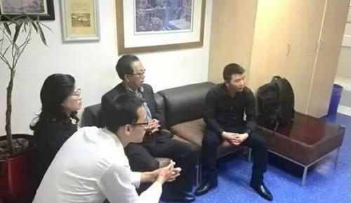 中国侨网吴少康主任与马瑞领事向伤者家属了解情况。