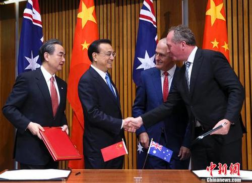 中国侨网当地时间3月24日上午,中国国务院总理李克强在堪培拉议会大厦同澳大利亚总理特恩布尔举行第五轮中澳总理年度会晤。会晤后,两国总理共同见证中澳经贸、创新、农业、食品、知识产权、执法安全、旅游、教育等多项双边合作文件的签署。 中新社记者 刘震 摄
