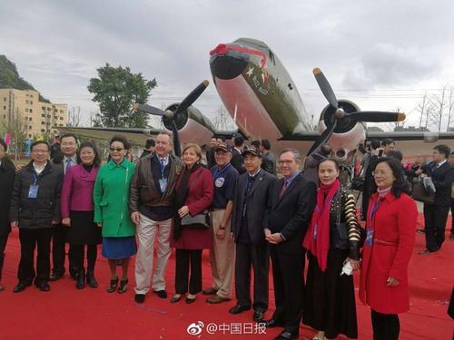 中国侨网图为侨领捐赠的二战运输机。(中国日报)