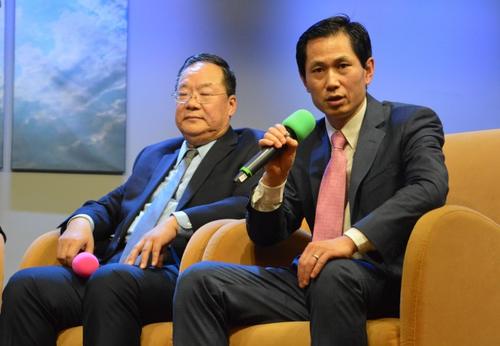 中国侨网陈明利(右)表示新政府加强移民执法,若被查出滥领福利的移民,恐影响日后入籍,更有面临递解的风险。(美国《世界日报》/牟兰 摄)