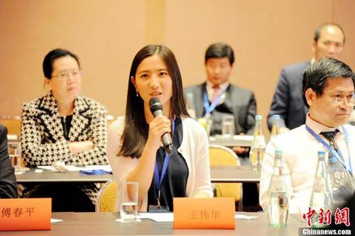 中国侨网资料图:当地时间2016年10月29日,德国巴符州施韦青根市华人议员王伟华在发言。中新社记者 彭大伟 摄