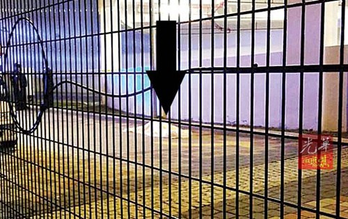 中国侨网死者遗体在公寓停车场外底层被发现。(马来西亚《光华日报》)