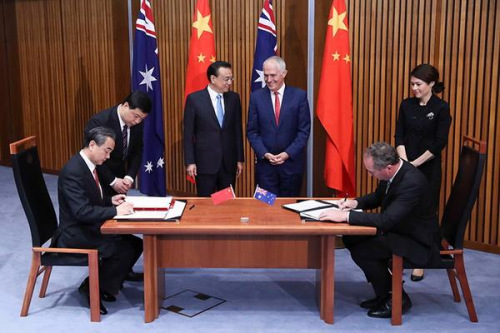 中国侨网图为3月24日，国务院总理李克强与澳大利亚总理特恩布尔在堪培拉议会大厦，共同见证了中澳两国八份合作文件的签署。