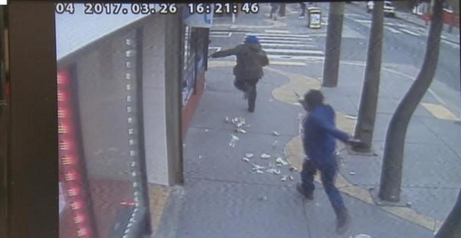 中国侨网北费城福州籍华人洗衣店遭一名西语裔男子抢劫,老板拔枪冲出店门开枪,嫌犯目前仍在医院抢救,情况危殆。(美国《世界日报》援引NBC电视台)