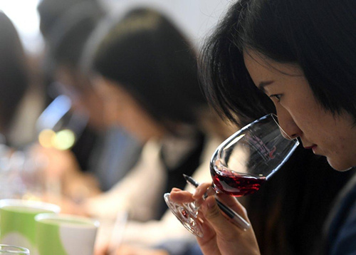 中国侨网法国第戎市，中国学生在练习品酒。（法国《欧洲时报》援引法新社）