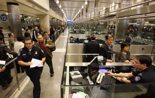 中国侨网华人夫妇正在通过洛杉矶机场海关的检查。(美国《侨报》/资料照片)