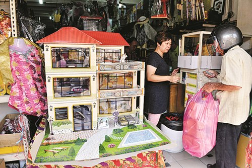 中国侨网槟岛房屋买不起,唯有投资纸扎屋。(马来西亚《光华日报》)