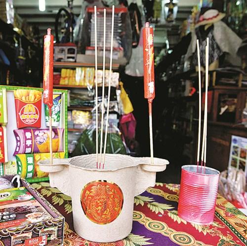 中国侨网纸扎香炉,防止毒蚊滋生,也达到环保效果。(马来西亚《光华日报》)