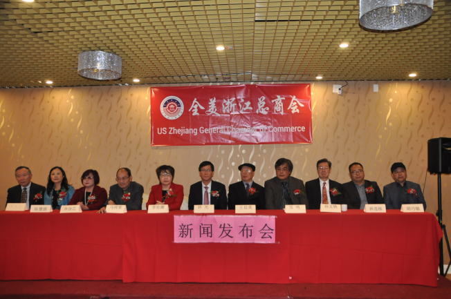中国侨网美国浙江总商会成立,会长林光(中)等出席。(美国《世界日报》/张越 摄)